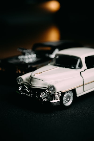 白色复古汽车模型